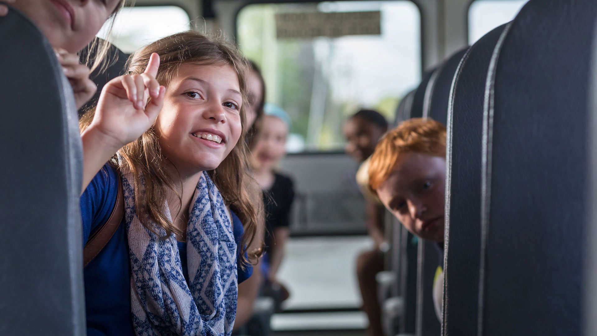 Я езжу в школу на автобусе. Автобус для детей. Общественный транспорт для детей. Подростки в автобусе. Подростки в общественном транспорте.